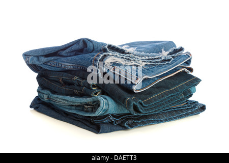 Stapeln von alten Jeans blau auf weißem Hintergrund Stockfoto