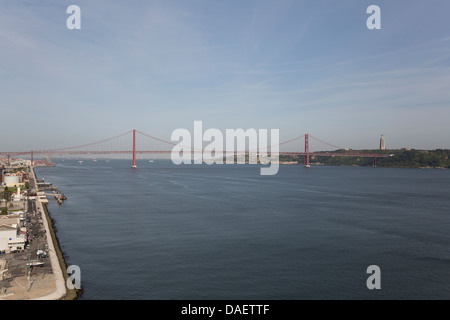 Die Vasco da Gama gebliebene Kabel-Brücke flankiert von Viadukten und Rangeviews, die den Tejo im Parque Das Nações in Lissabon erstreckt sich über Stockfoto