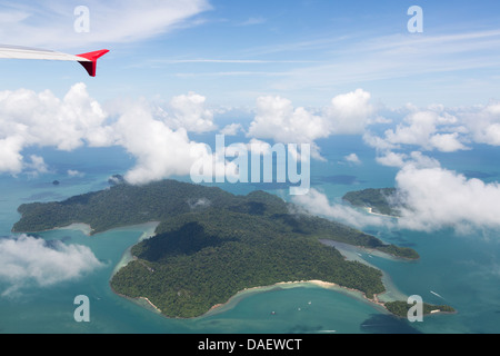 Flug über eine Insel der Inselgruppe in der Andamanensee, Malaysia Langkawi Stockfoto