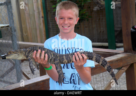 Fort Ft. Lauderdale Weston Florida, Fort Ft. Lauderdale, Sawgrass Recreation Park, Everglades, Baby Babys Kinder, Jugendliche Alligator, Holding, Junge b Stockfoto