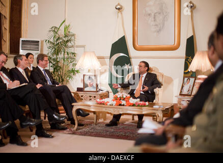 Der deutsche Außenminister Guido Westerwelle und der Bundesrepublik Sonderbeauftragte für Pakistan und Afghanistan, Michael Steiner (L), treffen für Gespräche mit den President of Pakistan Asif Ali Zardari (C) in Islamabad, Pakistan, 18. November 2011. Westerwelle ist bei einem eintägigen Besuch in Pakistan. Foto: MICHAEL KAPPELER Stockfoto