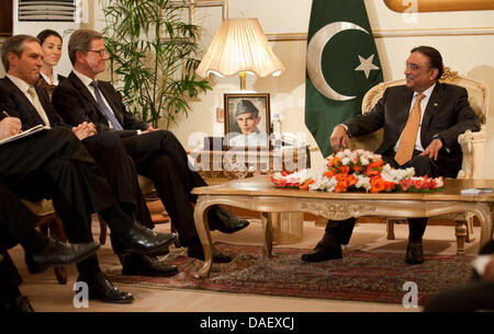 Der deutsche Außenminister Guido Westerwelle (2 L) und der Bundesrepublik Sonderbeauftragte für Pakistan und Afghanistan, Michael Steiner (L), treffen für Gespräche mit den President of Pakistan Asif Ali Zardari (R) in Islamabad, Pakistan, 18. November 2011. Westerwelle ist bei einem eintägigen Besuch in Pakistan. Foto: MICHAEL KAPPELER Stockfoto