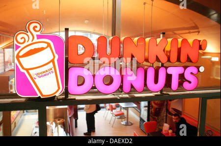 Datei - eine Archiv Bild vom 8. November 2007 zeigt das Logo der amerikanische Krapfen und Kaffee Händler Dunkin ' Donuts in einer Filiale in Berlin, Deutschland. Manager Tony Pavese Siad am 17. November 2011, Dunkin ' Donuts in Deutschland stärker Fuß fassen möchte und sucht Franchise-Partner in Städten wie Dresden, Frankfurt, Hamburg oder München. Foto: Gero Breloer Stockfoto