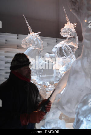 Künstler arbeiten Eis Eisskulptur für die Ausstellung "Hamburg Ice Magic" in Hamburg, Deutschland, 18. November 2011. Für fast 10 Tage ein internationales Team aus rund 20 Eis arbeiten Bildhauer aus den USA, Kanada, Japan, Russland und anderen Ländern an mehr als 400 Tonnen Eis in Hamburg und einige der Skulpturen sind bis zu 5 Meter hoch. Die Ausstellung ist geöffnet vom 26 Reihe Stockfoto