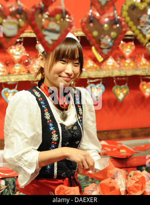 Masayo verkauft Mandeln auf dem deutschen Weihnachtsmarkt in Osaka, Japan, 18. November 2011. Deutsche Weihnachten behandelt und Handarbeiten, die exotischen asiatischen Bedingungen sind, ziehen immer mehr Bewohner auf den kleinen Weihnachtsmarkt in Hamburgs Schwester Stadt. Foto: ANGELIKA WARMUTH Stockfoto