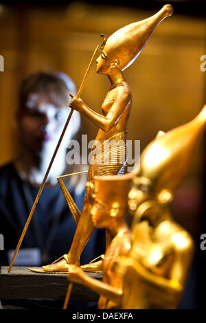 Repliken von vergoldeten Holzfiguren sind auf Diplay in der Ausstellung "Tutanchamun - sein Grab und seine Schätze" in Frankfurt Main, Deutschland, 17. November 2011. Rund 1000 sehen Sie Nachbildungen der die Schätze des ägyptischen Pharao der sensationelle archäologische Entdeckung im Jahre 1922 vom 19. November 2011 bis 19. August 2012 in Frankfurt Main. Foto: FRANK RUMPENHORST Stockfoto