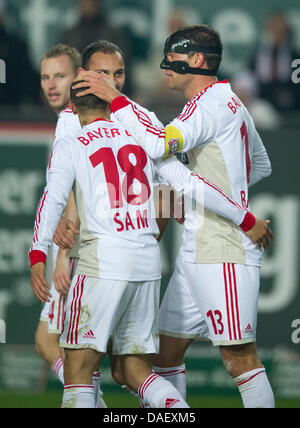 Leverkusens Michael Ballack feiert seine 0-1 Ziel mit seinen Teamkollegen im Fritz-Walter-Stadion in Kaiserslautern, Deutschland, 18. November 2011. Foto: Uwe Anspach Stockfoto