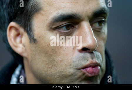 Leverkusens Trainer Robin Dutt Gesten während der deutschen Bundesliga zwischen FC Kaiserslautern und Bayer Leverkusen im Fritz-Walter Stadion in Kaiserslautern, Deutschland, 18. November 2011 übereinstimmen. Foto: Uwe Anspach Stockfoto