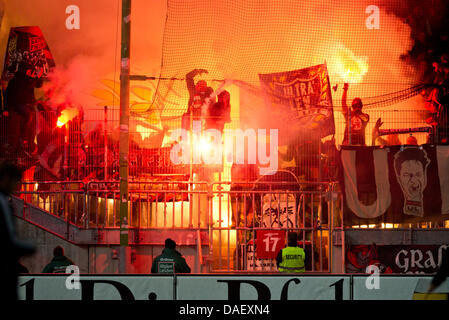 Ventilatoren-Licht flackert während der deutschen Bundesliga-Spiel zwischen FC Kaiserslautern und Bayer Leverkusen im Fritz-Walter Stadion in Kaiserslautern, Deutschland, 18. November 2011. Foto: Uwe Anspach Stockfoto