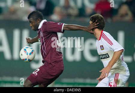 Kaiserslautern Dorge königsblauen (L) wetteifert um den Ball mit Leverkusens Manuel Friedrich in der deutschen Bundesliga-Spiel zwischen FC Kaiserslautern und Bayer Leverkusen im Fritz-Walter Stadion in Kaiserslautern, Deutschland, 18. November 2011. Foto: Uwe Anspach Stockfoto