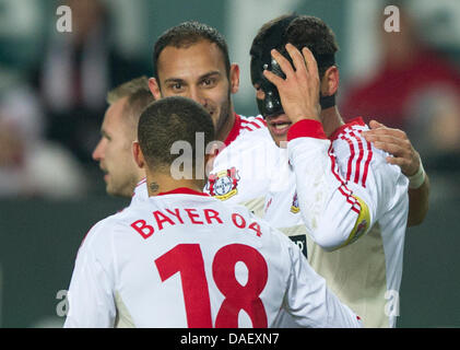 Leverkusens Michael Ballack feiert seine 0-1 Ziel mit seinen Teamkollegen in der deutschen Bundesliga-Spiel zwischen FC Kaiserslautern und Bayer Leverkusen im Fritz-Walter-Stadion in Kaiserslautern, Deutschland, 18. November 2011. Foto: Uwe Anspach Stockfoto