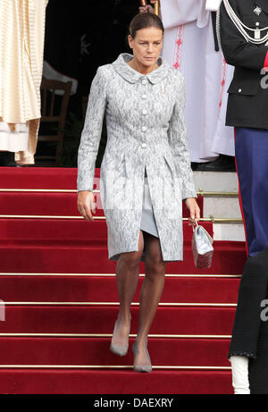 Prinzessin Stephanie von Monaco lässt die Kathedrale von Monaco nach der Teilnahme an der jährlichen traditionellen Thanksgiving-Messe im Rahmen der offiziellen Zeremonien für den Nationalfeiertag Monaco 19. November 2011, in Monaco. Foto: Albert Nieboer / Niederlande, Stockfoto