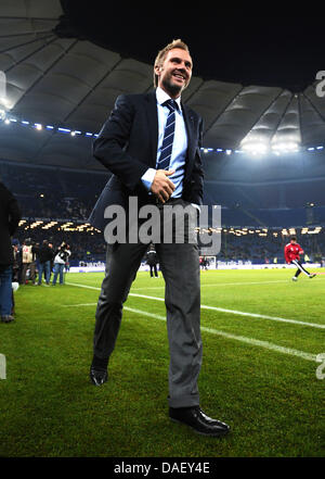 Hamburgs Kopf, wie, die Trainer Thorsten Fink geht auf dem Platz vor der deutschen Bundesliga, der ersten Division Fußballspiel zwischen dem Hamburger SV und 1899 Hoffenheim in der Imtech Arena in Hamburg, Deutschland, 20. November 2011. Foto: CHRISTIAN CHARISIUS (Achtung: EMBARGO Bedingungen! Die DFL ermöglicht die weitere Nutzung der Bilder im IPTV, mobile Dienste und anderen neuen Technologien onl Stockfoto