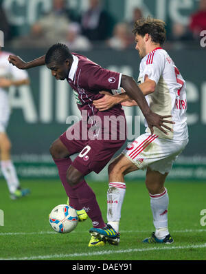 Kaiserslautern Dorge königsblauen (L) wetteifert um den Ball mit Leverkusens Manuel Friedrich in der deutschen Bundesliga-Spiel zwischen 1. FC Kaiserslautern und Bayer Leverkusen in der Fritz-Walter-Stadion in Kaiserslautern, Deutschland, 18. November 2011. Foto: Uwe Anspach Stockfoto