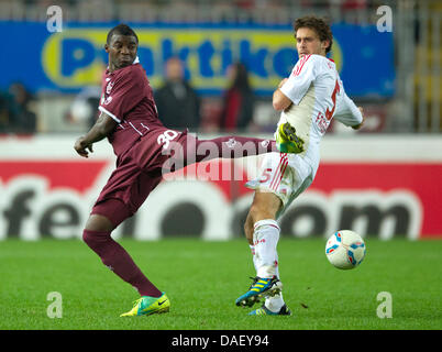 Kaiserslautern Dorge königsblauen (L) wetteifert um den Ball mit Leverkusens Manuel Friedrich in der deutschen Bundesliga-Spiel zwischen 1. FC Kaiserslautern und Bayer Leverkusen in der Fritz-Walter-Stadion in Kaiserslautern, Deutschland, 18. November 2011. Foto: Uwe Anspach Stockfoto