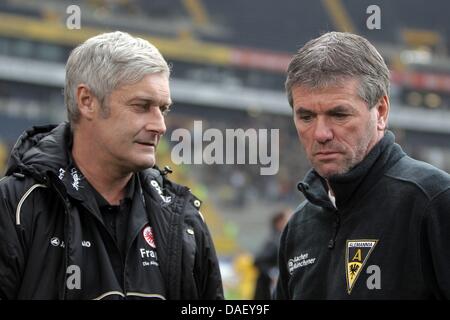 Frankfurts Trainer Armin Veh (L) und Aachens Trainer Friedhelm Funkel geben ein Interview vor der deutschen Secong-League-Spiel zwischen Eintracht Frankfurt und Alemannia Aachen in der Commerzbank Arena in Frankfurt am Main, 20. November 2011. Foto: Fredrik von Erichsen Stockfoto