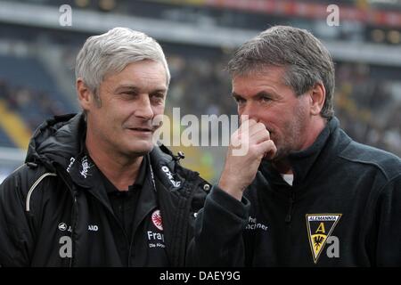 Frankfurts Trainer Armin Veh (L) und Aachens Trainer Friedhelm Funkel geben ein Interview vor der deutschen Secong-League-Spiel zwischen Eintracht Frankfurt und Alemannia Aachen in der Commerzbank Arena in Frankfurt am Main, 20. November 2011. Foto: Fredrik von Erichsen Stockfoto