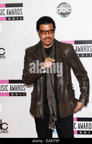 US-Sänger Lionel Richie kommt bei American Music Award 2011 im Nokia Theatre L.A. Live in Los Angeles, USA, im 20. November 2011. Foto: Hubert Boesl Stockfoto