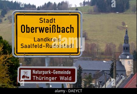 Der Ort Namensschild von Oberweissbach ist in Deutschland, 19. November 2011 gesehen. Auf der linken Seite die evangelische Kirche der Hoffnung.  In Oberweissbach befindet sich das Grab des getöteten Polizistin Michele Kiesewetter, am 25. April 2007, schoss in Heilbronn. Polizeibeamten Michele Kiesewetter wurde in den Kopf geschossen und sofort getötet, als sie in ihre Streifenwagen saß. Ihre Kollegin war schlecht ich Stockfoto