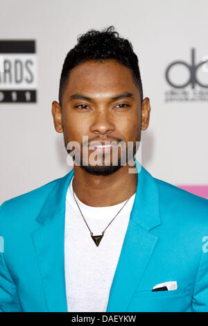 Sänger Miguel kommt bei den 2011 American Music Awards im Nokia Theatre L.A. Live in Los Angeles, USA, im 20. November 2011. Foto: Hubert Boesl Stockfoto