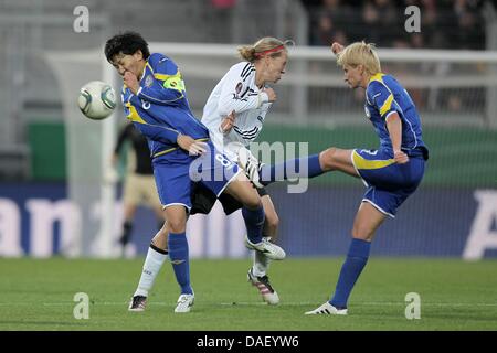 Deutschlands Viola Odebrecht (C) wetteifert um den Ball mit Begaim Kirgizbayeva (L) und Natalya Ivanovoa von Kasachstan während der Frauen Fußballspiel europäischen WM-Qualifikation in der Brita Arena in Wiesbaden, Deutschland, 19. November 2011. Deutschland gewann das Spiel 17-0. Foto: Fredrik von Erichsen Stockfoto