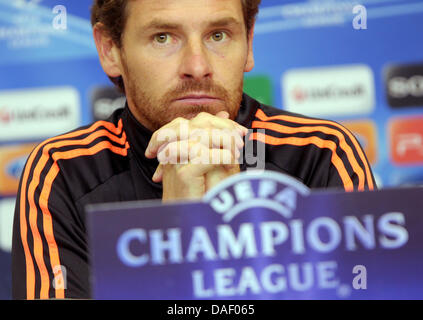 Chelsea Trainer Andre Villas-Boas spricht während einer Pressekonferenz in Leverkusen, Deutschland, 22. November 2011. Leverkusen spielen FC Chelsea in der Champions League-Gruppe E am 23. November 2011. Foto: FEDERICO GAMBARINI Stockfoto