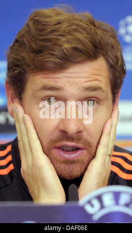 Chelsea Trainer Andre Villas-Boas spricht während einer Pressekonferenz in Leverkusen, Deutschland, 22. November 2011. Leverkusen spielen FC Chelsea in der Champions League-Gruppe E am 23. November 2011. Foto: FEDERICO GAMBARINI Stockfoto