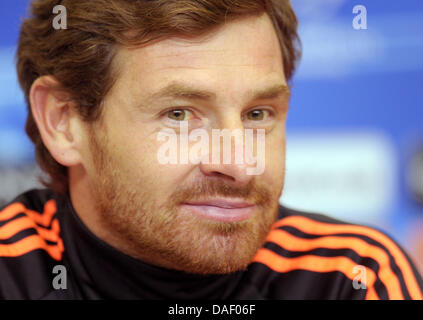 Chelsea Trainer Andre Villas-Boas spricht während einer Pressekonferenz in Leverkusen, Deutschland, 22. November 2011. Leverkusen spielen FC Chelsea in der Champions League-Gruppe E am 23. November 2011. Foto: FEDERICO GAMBARINI Stockfoto