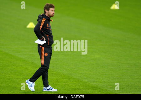 Chelsea Trainer Andre Villas-Boas beobachtet ihr Team üben auf BayArena in Leverkusen, Deutschland, 22. November 2011. Leverkusen spielen FC Chelsea in der Champions League-Gruppe E am 23. November 2011. Foto: FEDERICO GAMBARINI Stockfoto