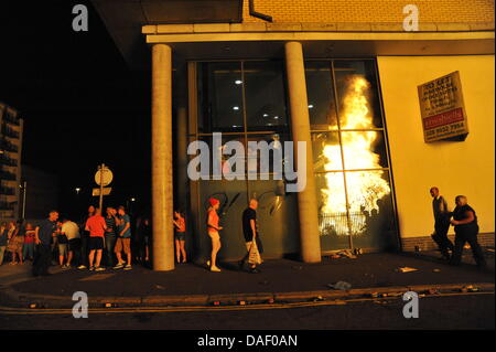 Belfast, Nordirland. 11. Juli 2013. Am 11. Juli werden standhaft protestantischen Gebieten "Elfte Nacht" Freudenfeuer angezündet. Viele sind massive Konstruktionen aus Holz Paletten, alte Sofas und Gummireifen, garniert mit irischen Fahnen oder Bildnisse von pro-Nationalist zahlen. Lagerfeuer Architekten Schlacht es sehen, wer der größte aufbauen kann und Verschiebungen der junge Wächter sicherzustellen, dass die rivalisierende Bauherren nicht brennbarer Beute stehlen. Um Mitternacht die Freudenfeuer angezündet werden, und diese wütenden Infernos lodernden quer durch die Stadt zu sehen. Im Bild: Sandy Row Lagerfeuer. Bildnachweis: Andrew Chittock/Alamy Live-Nachrichten Stockfoto