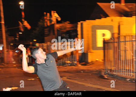 Belfast, Nordirland. 11. Juli 2013. Am 11. Juli werden standhaft protestantischen Gebieten "Elfte Nacht" Freudenfeuer angezündet. Viele sind massive Konstruktionen aus Holz Paletten, alte Sofas und Gummireifen, garniert mit irischen Fahnen oder Bildnisse von pro-Nationalist zahlen. Lagerfeuer Architekten Schlacht es sehen, wer der größte aufbauen kann und Verschiebungen der junge Wächter sicherzustellen, dass die rivalisierende Bauherren nicht brennbarer Beute stehlen. Um Mitternacht die Freudenfeuer angezündet werden, und diese wütenden Infernos lodernden quer durch die Stadt zu sehen. Im Bild: Sandy Row Lagerfeuer. Bildnachweis: Andrew Chittock/Alamy Live-Nachrichten Stockfoto