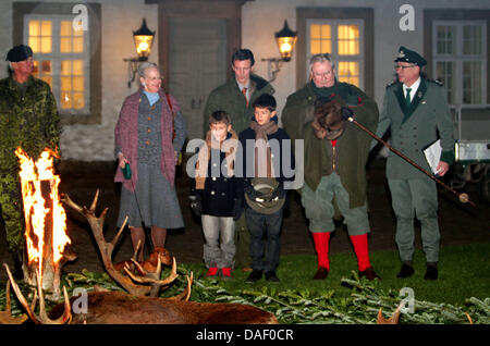 Dänische Königin Margrethe, Prinz Joachim, Prinzgemahl Henrik, Prinz Felix und und Prinz Nikolai während der königlichen Jagd, moderiert von Prinz Henrik an Grib Skov in Dänemark, 22. November 2011. Foto: Albert Nieboer / Niederlande, Stockfoto