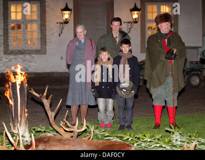 Dänische Königin Margrethe, Prinz Joachim, Prinzgemahl Henrik, Prinz Felix und und Prinz Nikolai während der königlichen Jagd, moderiert von Prinz Henrik an Grib Skov in Dänemark, 22. November 2011. Foto: Albert Nieboer / Niederlande, Stockfoto