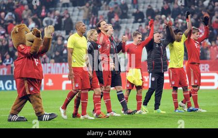 Münchens Maskottchen Bernie (L-R) und Jerome Boateng, Anatoliy Tymoshchuk, Daniel van Buyten, Manuel Neuer, Philipp Lahm, Franck Ribery, David Alaba und Toni Kroos Spieler feiern nach dem Gewinn der Champions League Gruppe A Fussball Match zwischen FC Bayern München und FC Villarreal CF in der Allianz-Arena in München 22. November 2011. Foto: Tobias Hase dpa Stockfoto