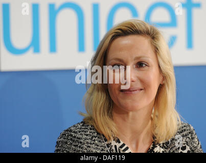 Bettina Wulff, Schirmherrin des Deutschen Nationalkomitees für Unicef und Ehefrau des deutschen Bundespräsidenten Christian Wulff, stellt bei einer Presseveranstaltung zum Jahresbeginn die Unicef Weihnachten Compaign "Time to Share". UNICEF ruft zu Spenden für Kinder in Ostafrika. Foto: Jens Kalaene Stockfoto