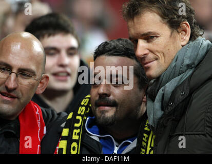 Ehemaligen Arsenal-Torwart Jens Lehmann nimmt ein Foto mit Fans vor dem Champions League-Gruppe F-Spiel Arsenal London-BV Borussia Dortmund im Arsenal Stadium in London, Großbritannien, 23. November 2011. Foto: Friso Gentsch dpa Stockfoto