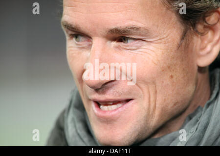 Ehemaligen Arsenal-Torwart Jens Lehmann gibt ein Statement vor dem Champions League-Gruppe F-Spiel Arsenal London-BV Borussia Dortmund im Arsenal Stadium in London, Vereinigtes Königreich, 23. November 2011. Foto: Friso Gentsch dpa Stockfoto