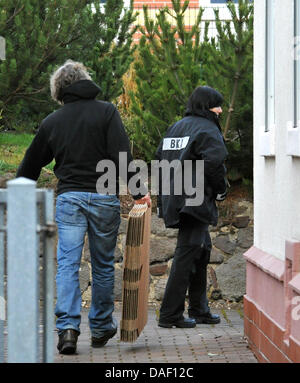 Beim Betreten der Wohnung eines verhafteten mutmaßlichen Neonazi Terroristen in Zwickau, Deutschland, 24. November 2011 tragen Offiziere von der Bundesrepublik Bundeskriminalamt (BKA) Umzugskartons. Der Spezialeinheit GSG 9 der deutschen Bundespolizei verhaftet einen weiteren mutmaßlichen Neonazi Terroristen in Brandenburg am 24. November 2011. 32-jährige wird Andre E. vorgeworfen, die Nation zu unterstützen Stockfoto