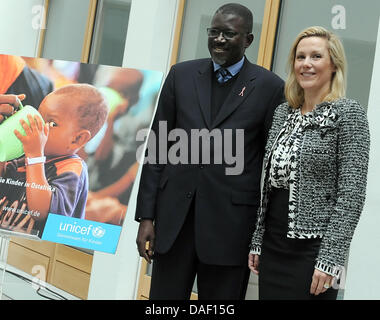 Bettina Wulff, Schirmherrin des Deutschen Nationalkomitees für Unicef und Ehefrau des deutschen Bundespräsidenten Christian Wulff und Elhadj als Sy, Direktor des östlichen und südlichen Afrika Regionalbüros, posieren auf einem Presse-Event Anfang der Unicef Weihnachten Compaign "Time to Share" in Berlin, Deutschland, 24. November 2011. UNICEF ruft zu Spenden für Kinder in Ostafrika. Foto: Britt Stockfoto