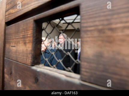 Ministerpräsident Horst Seehofer Bayern Touren Gedenkstätte Theresienstadt in Terezín, Tschechische Republik, 24. November 2011. Es war ein Nazi-Konzentrationslager für tschechische Juden in der Stadt ab Herbst 1941. Mehr als 33.000 Menschen starben dort - 88.000 wurden deportiert. Seehofer ist der tschechischen Hauptstadt Prag und drei Gedenkstätten für die Opfer des Nationalsozialismus am 23. und 24. November 2011 besuchen. Stockfoto