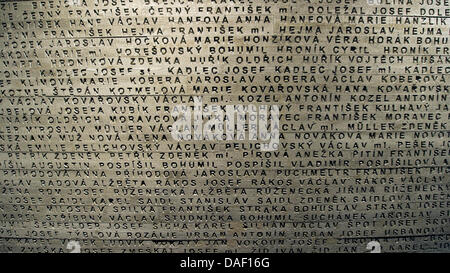 Eine Betonwand mit Namen steht in Lidice in Lidice, Tschechische Republik, 24. November 2011. Am 10. Juni 1942 wurde das Dorf als Vergeltung für das Attentat auf Reinhard Heydrich, Chef des das Reichssicherheitshauptamt vollständig zerstört. 340 Einwohner starben in der Vergeltung-Aktion. Seehofer ist der tschechischen Hauptstadt Prag und drei Gedenkstätten für die Opfer des nationalen Socialis besuchen. Stockfoto