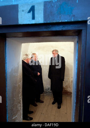 Ministerpräsident von Bayern Horst Seehofer (R, CSU) und der Vizepräsident des Zentralrats der Juden in Deutschland (Zentralrat der Juden in Deutschland) Josef Schuster (L) und der stellvertretende Direktor des Theresienstadt Memorial Vojtech Blodig (C), Besuch die Gedenkstätte Theresienstadt in Theresienstadt, Deutschland, 24. November 2011. Ab Herbst 1941 konvertiert die Nazis in Theresienstadt Stockfoto