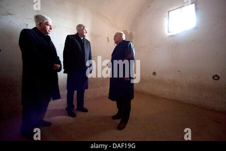 Ministerpräsident von Bayern Horst Seehofer (C, CSU) und der Vizepräsident des Zentralrats der Juden in Deutschland (Zentralrat der Juden in Deutschland) Josef Schuster (L) und der stellvertretende Direktor des Theresienstadt Memorial Vojtech Blodig (R), Besuch die Gedenkstätte Theresienstadt in Theresienstadt, Deutschland, 24. November 2011. Ab Herbst 1941 konvertiert die Nazis in Theresienstadt Stockfoto