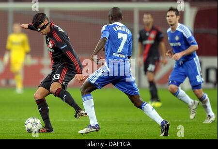 Leverkusens Michael Ballack (L) wetteifert um den Ball mit Chelsea Ramires während der Champions League, Gruppe E match zwischen Bayer Leverkusen und dem FC Chelsea an der BayArena in Leverkusen, Deutschland, 23. November 2011. Foto: Federico Gambarini Stockfoto