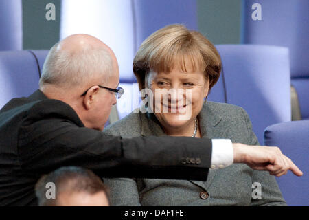 Bundeskanzlerin Angela Merkel und Vorsitzender der CDU/CSU-Fraktion im Bundestag Volker Kauder Chat im Bundestag in Berlin, Deutschland, 25. November 2011. Heute stimmt der Bundestag über den Haushaltsplan 2012. Foto: Robert Schlesinger Stockfoto