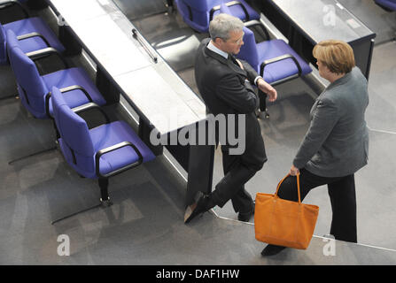 Bundeskanzlerin Angela Merkel und Bundesumweltminister Norbert Roettgen treffen im Bundestag in Berlin, Deutschland, 25. November 2011. Heute stimmt der Bundestag über den Haushaltsplan 2012. Foto: RAINER JENSEN Stockfoto