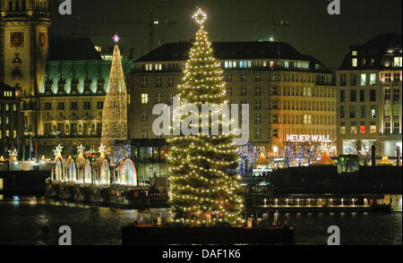 Advent beginnt offiziell mit der Beleuchtung des Weihnachtsbaumes in der Binnenalster in Hamburg, Deutschland, 25. November 2011. Foto: 25. November 2011. Foto: MARKUS SCHOLZ Stockfoto