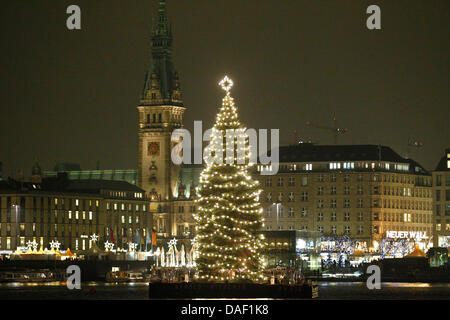 Advent beginnt offiziell mit der Beleuchtung des Weihnachtsbaumes in der Binnenalster in Hamburg, Deutschland, 25. November 2011. Foto: 25. November 2011. Foto: MARKUS SCHOLZ Stockfoto