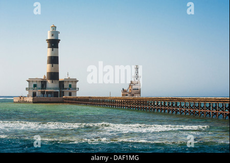 Alter Leuchtturm, aufbauend auf einer vorgelagerten tropischen Riff im Roten Meer Stockfoto