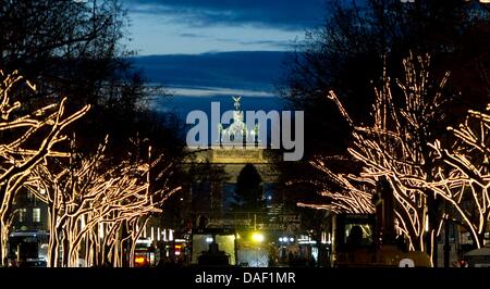 Weihnachtsbeleuchtung Leuchten unter Den Linden vor dem Brandenburger Tor in Berlin, Deutschland, 25. November 2011. Mehr als 270 Bäume sind dekoriert mit 80.000 m Lichter und Leuchten von der Dämmerung in die Nacht hinein. Foto: SEBASTIAN KAHNERT Stockfoto